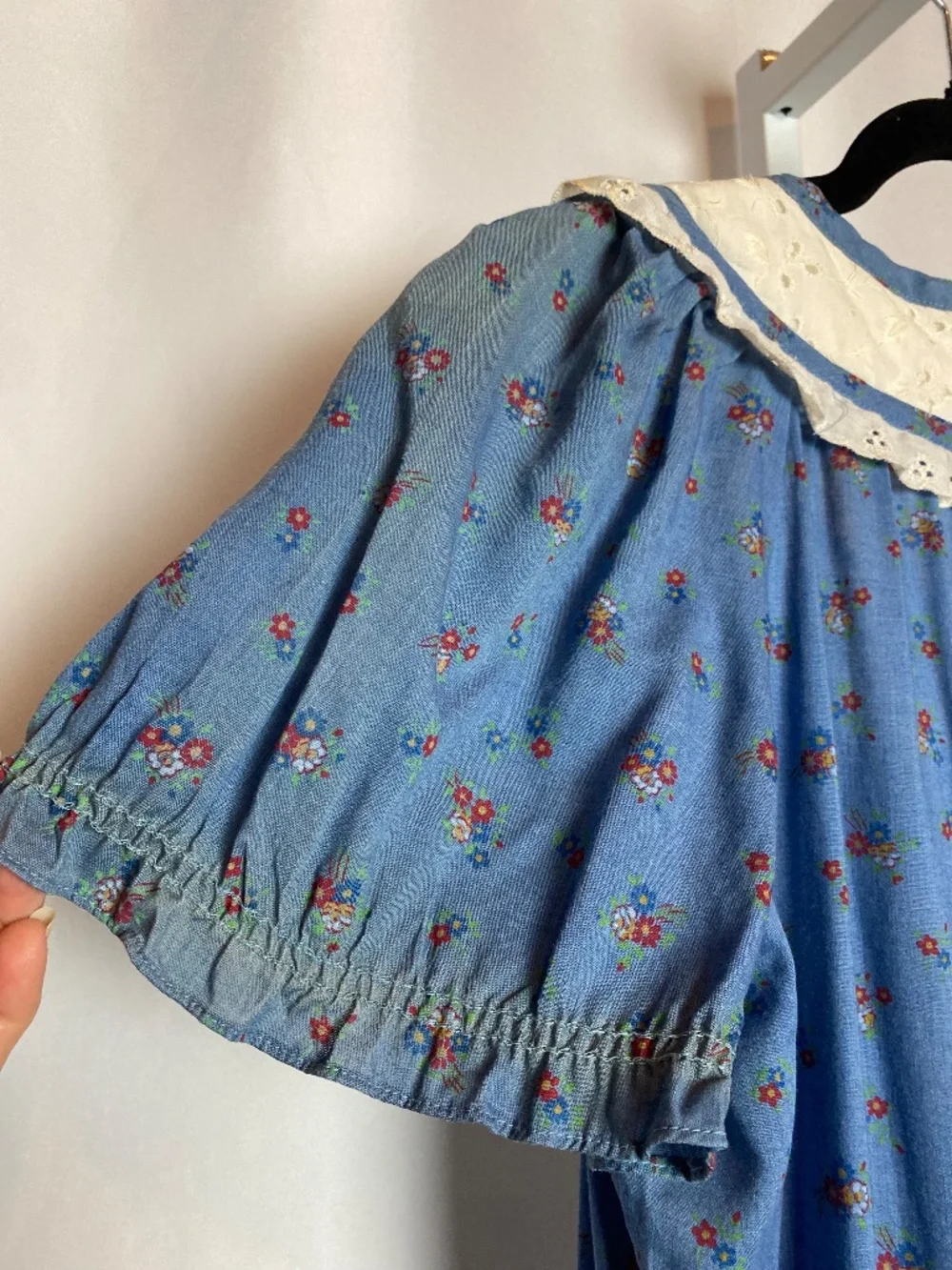 Vintage Womenʻs Light Blue Short Sleeve Prairie Style Floral Hawaiian Muʻumuʻu - Picture 10 of 15